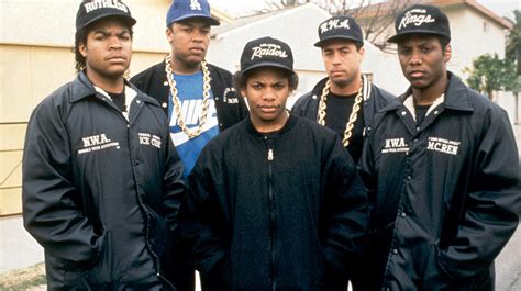 Straight Outta Compton -  En Rivande Berättelse om N.W.A. och Den Amerikanska Drömmen!